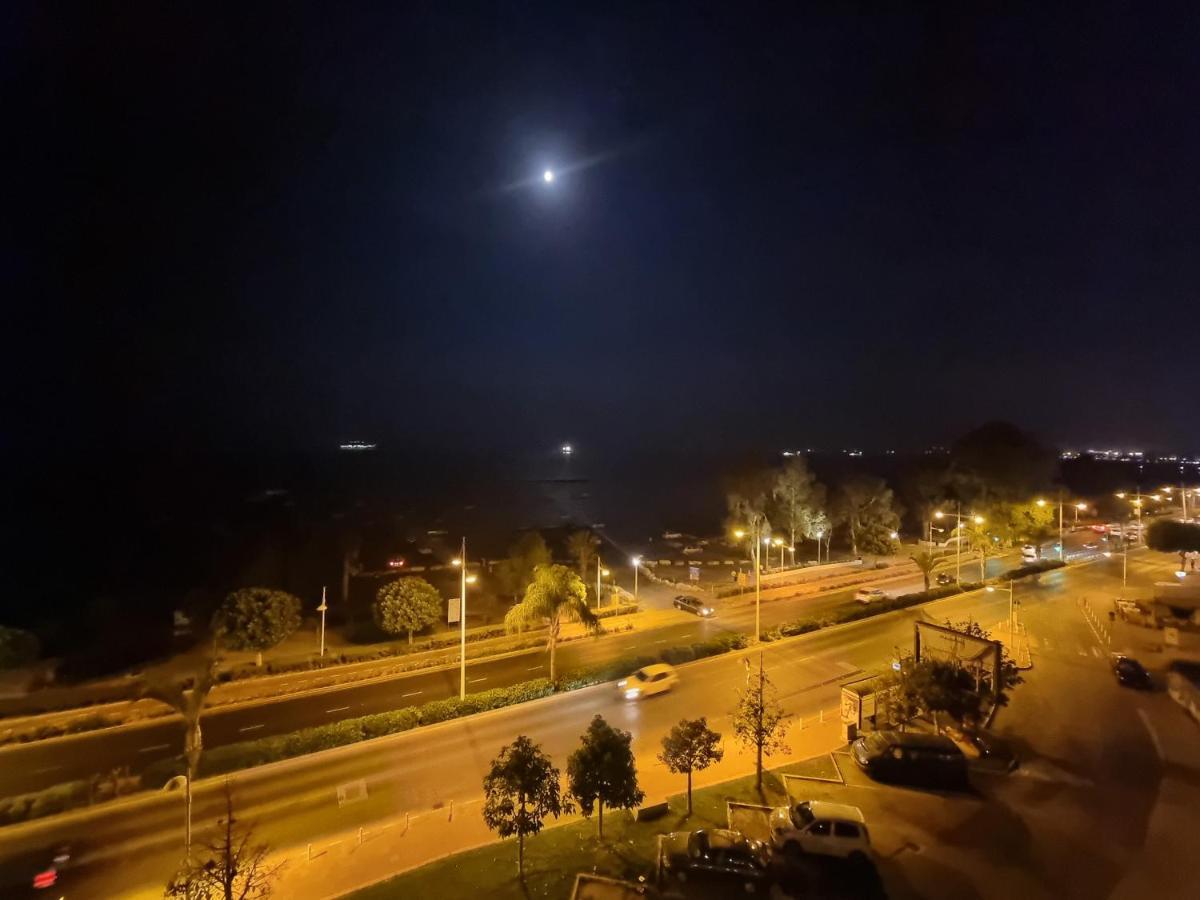 Super Modern Beachfront 1 Bedroom - Sleeps 4 Лімасол Екстер'єр фото