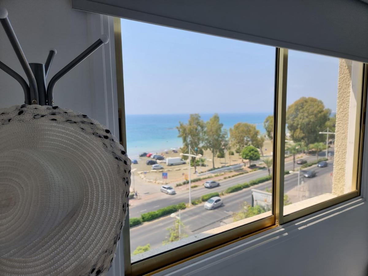 Super Modern Beachfront 1 Bedroom - Sleeps 4 Лімасол Екстер'єр фото