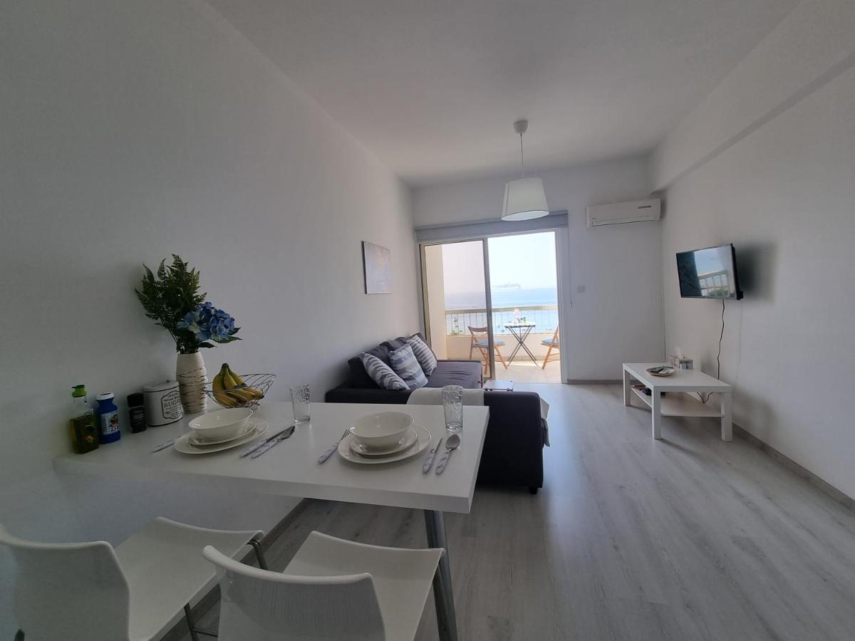 Super Modern Beachfront 1 Bedroom - Sleeps 4 Лімасол Екстер'єр фото