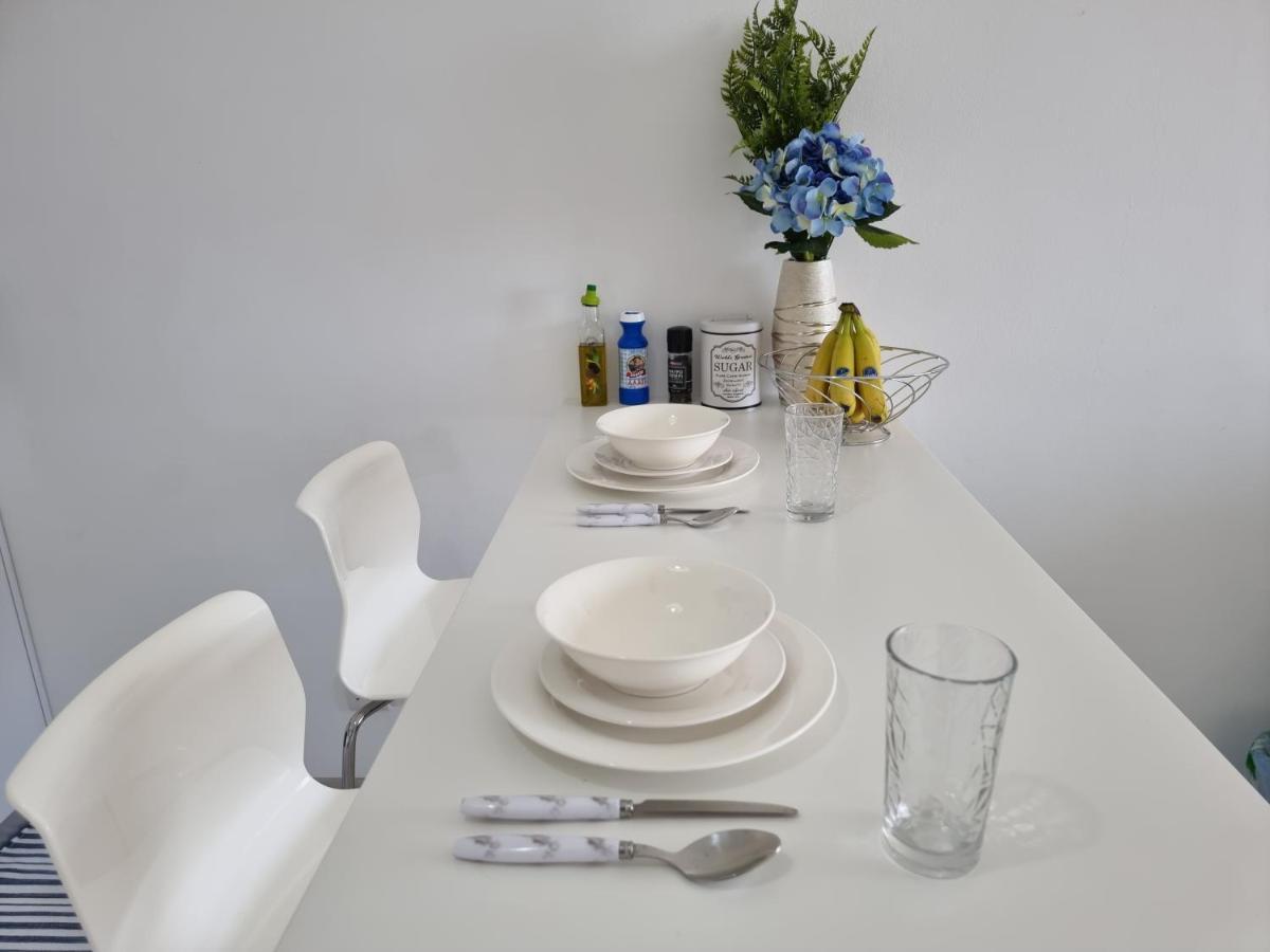 Super Modern Beachfront 1 Bedroom - Sleeps 4 Лімасол Екстер'єр фото