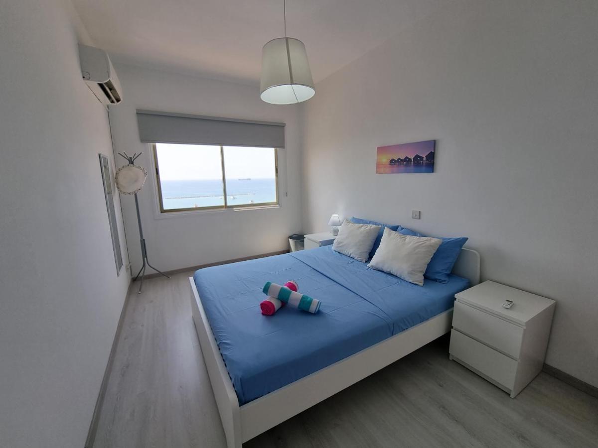 Super Modern Beachfront 1 Bedroom - Sleeps 4 Лімасол Екстер'єр фото