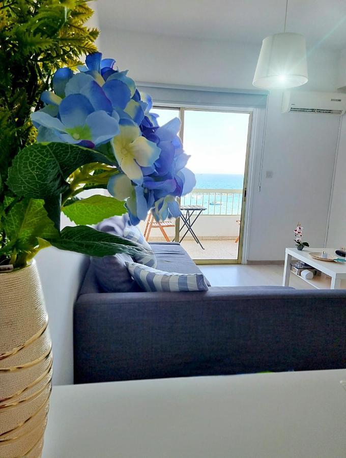 Super Modern Beachfront 1 Bedroom - Sleeps 4 Лімасол Екстер'єр фото