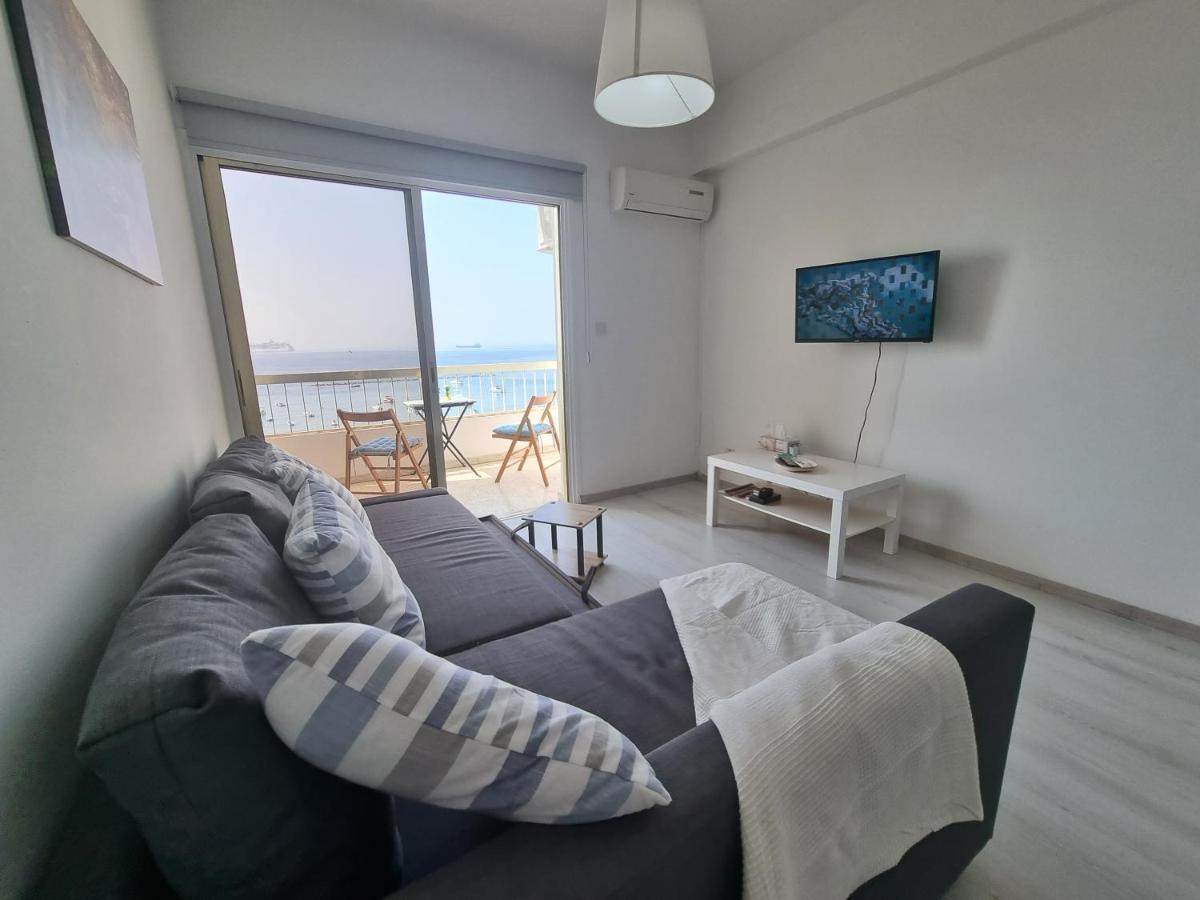 Super Modern Beachfront 1 Bedroom - Sleeps 4 Лімасол Екстер'єр фото