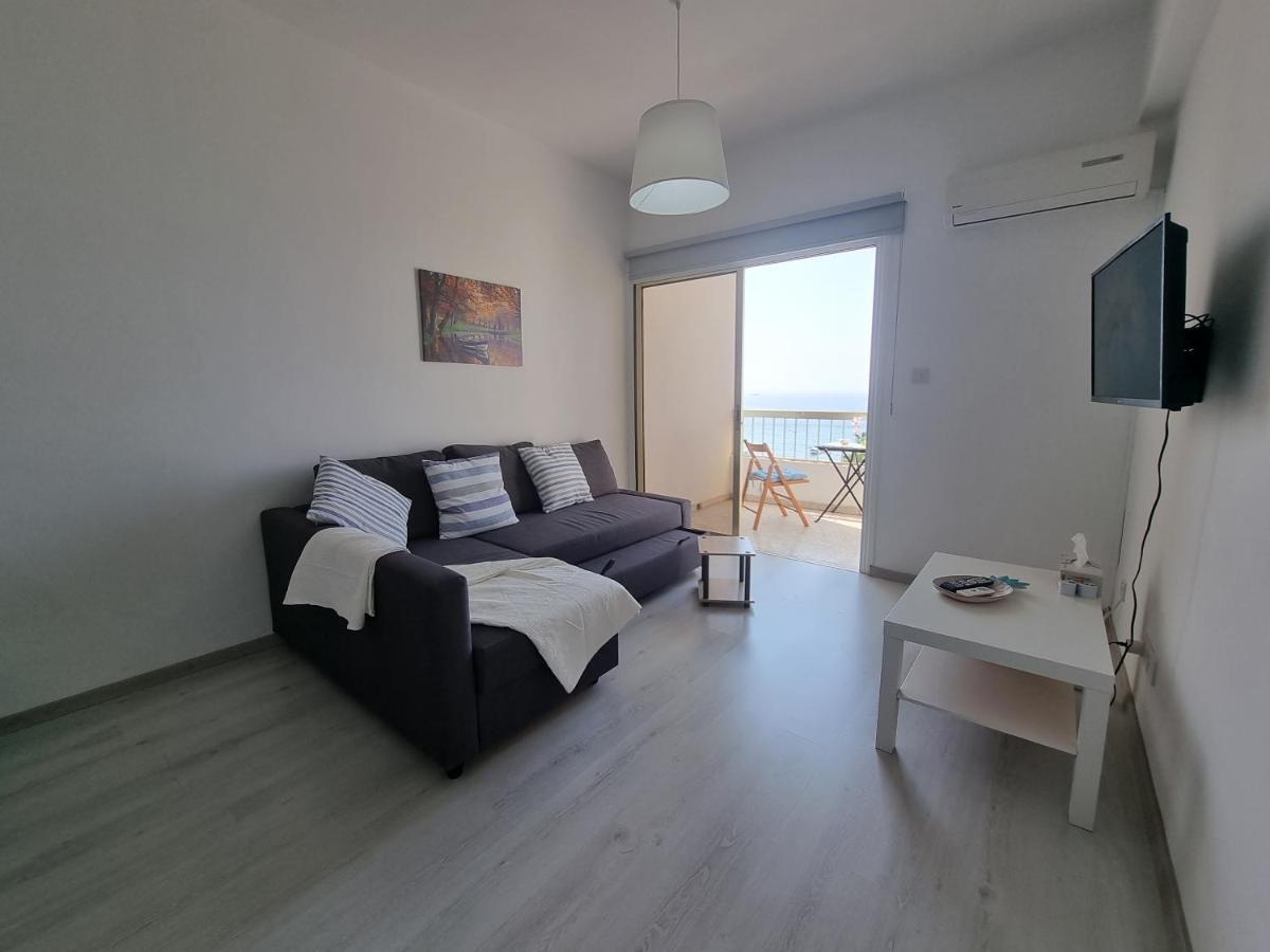 Super Modern Beachfront 1 Bedroom - Sleeps 4 Лімасол Екстер'єр фото