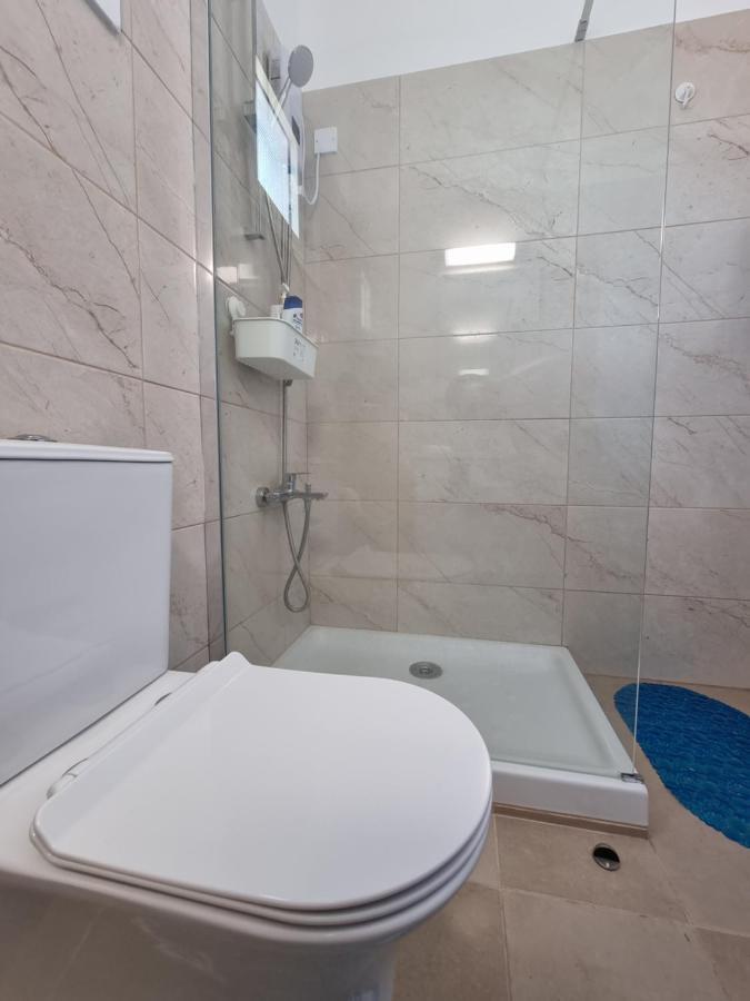Super Modern Beachfront 1 Bedroom - Sleeps 4 Лімасол Екстер'єр фото